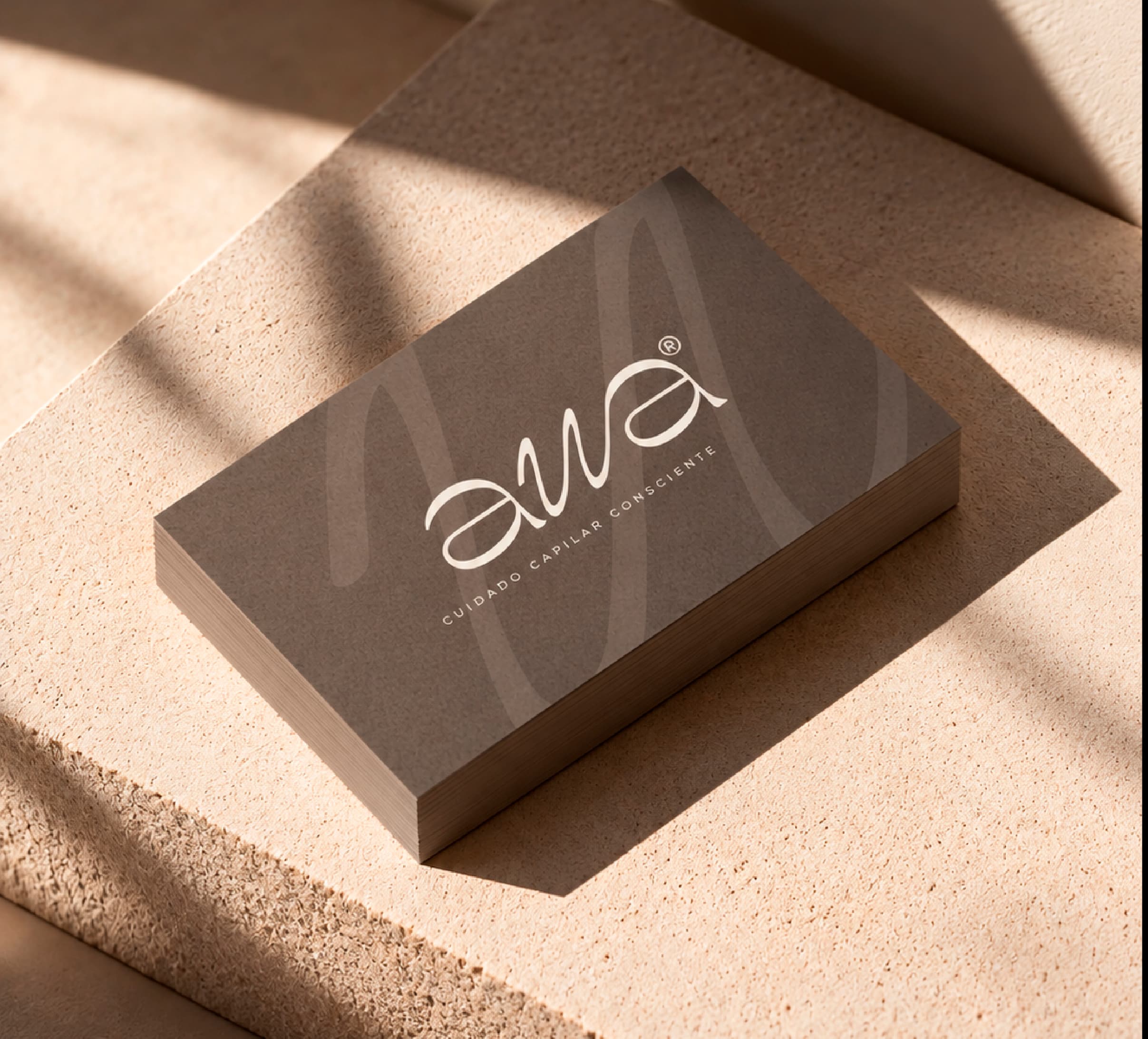 Caja AWA con logotipo y acabado en tonos tierra